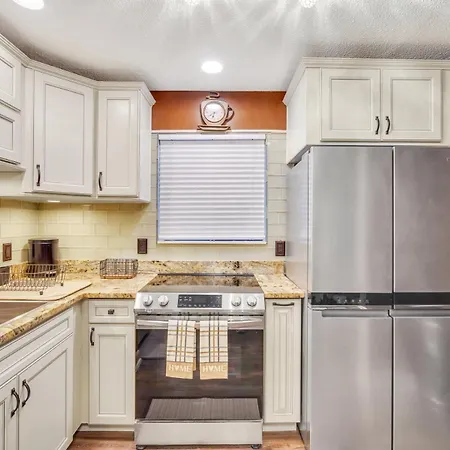 Welcome To Your Beachside Escape! Apartment